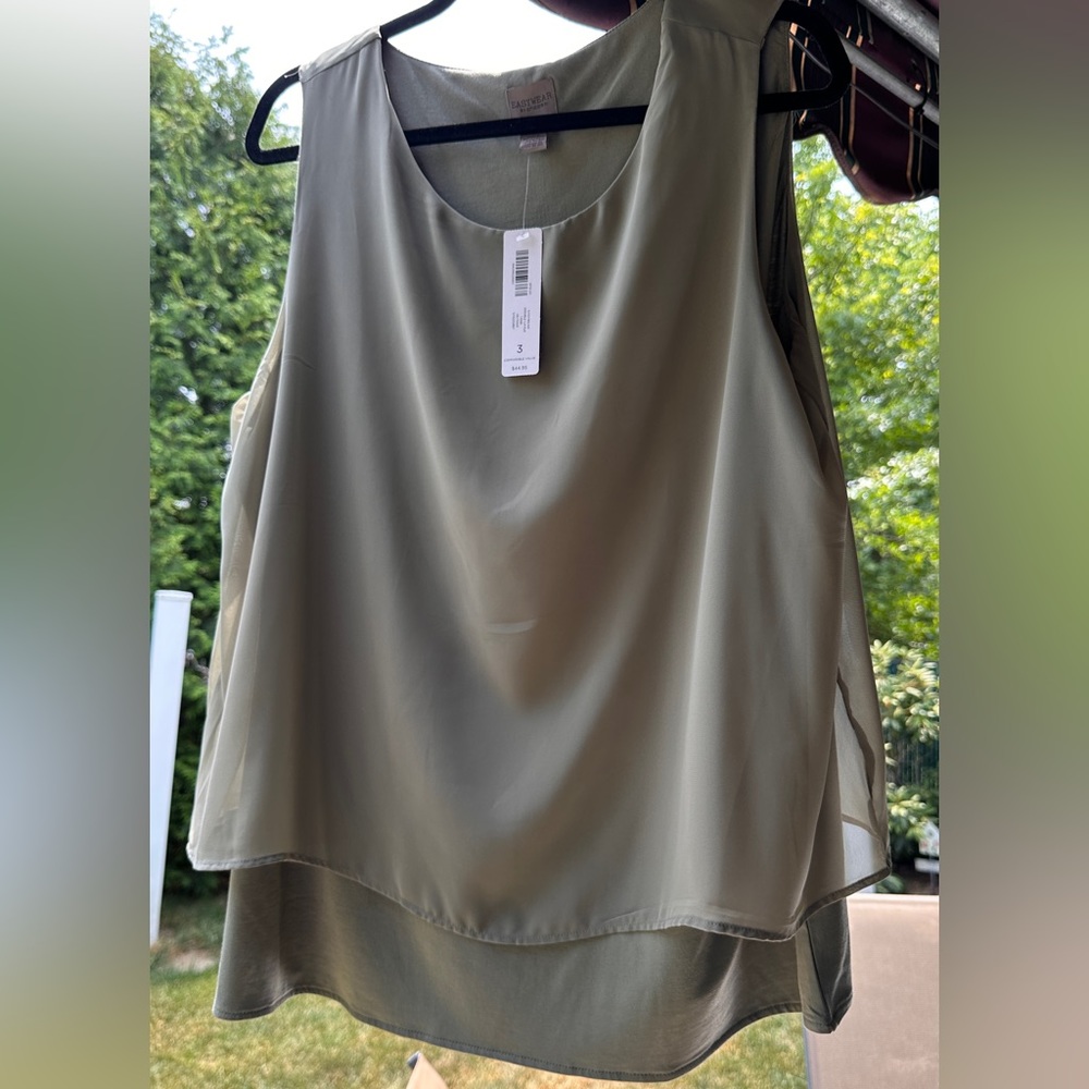 Chicos Easywear, olive green overlay size 3 woven fabric. NWT.